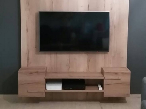 meuble TV suspendu avec panneau d'habillage mural cache câbles